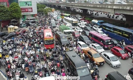 Khách Việt đang ngần ngại mua ô tô chạy xăng, dầu