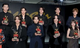 Vừa giành giải thưởng lớn 'anan AWARD 2025', timelesz lại gây chú ý với thử thách 'Glory Bridge' kinh điển của Yuzu