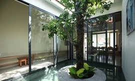 Nhà 120m2 với giếng trời thích nghi khí hậu khắc nghiệt 