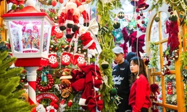Hà Nội: Tránh cảnh chen chúc ở Hàng Mã, người dân đổ về phố Tôn Thất Tùng sắm Noel