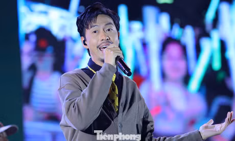 Rapper Đen khiến sân vận động Đại học Bách khoa bùng nổ 
