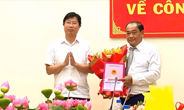 Ông Huỳnh Minh Tuấn trao quyết định bổ nhiệm ông Nguyễn Sĩ Hùng giữ chức Phó Giám đốc Sở Văn hóa - Thể thao và Du lịch.
