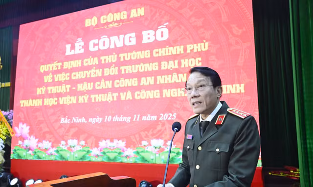 Bộ trưởng Lương Tam Quang trao quyết định của Bộ Công an cho Ban giám đốc Học viện Kỹ thuật và Công nghệ an ninh. Ảnh: Bộ Công an