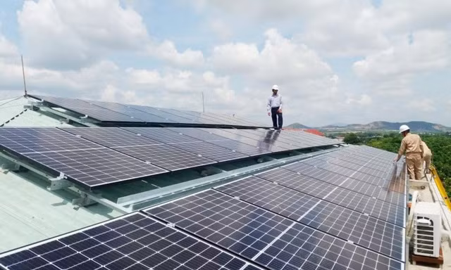Lắp điện mặt trời cho các cơ sở y tế vùng lũ