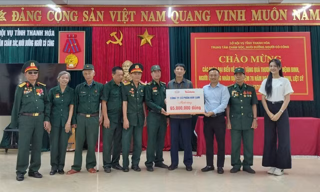Thay mặt Công ty Cổ phần Him Lam, đại diện Báo Tiền Phong đã trao 65 triệu đồng cho Trung tâm chăm sóc, nuôi dưỡng người có công Thanh Hóa