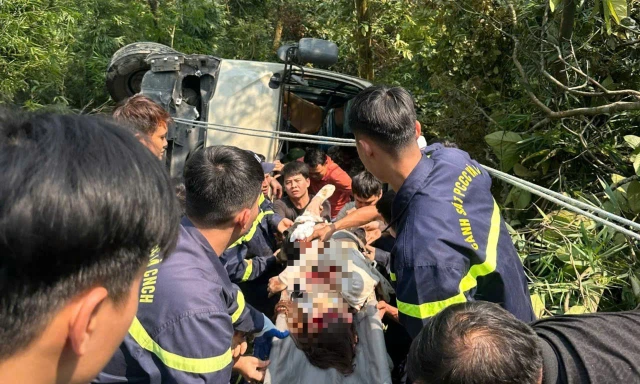 Xe khách lao xuống vực ở Tam Đảo, 7 người bị thương