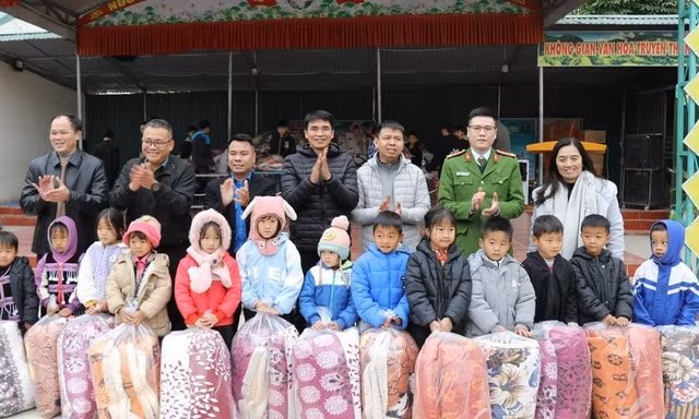 Mang chăn ấm, Tết sớm đến học sinh vùng cao Hoàng Su Phì