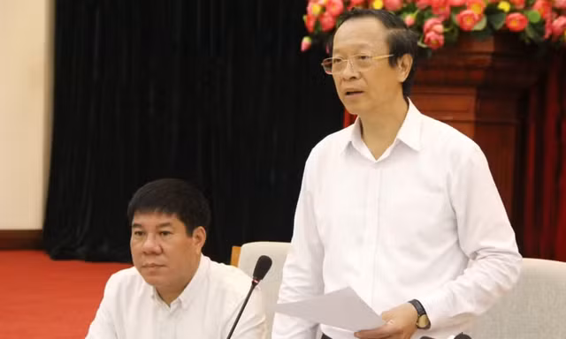 Thứ trưởng Bộ GD&ĐT Phạm Ngọc Thưởng (người đứng) và GS.TS Huỳnh Văn Chương, Cục trưởng Cục Quản lí Chất lượng, Bộ GD&ĐT điều hành buổi họp báo 
