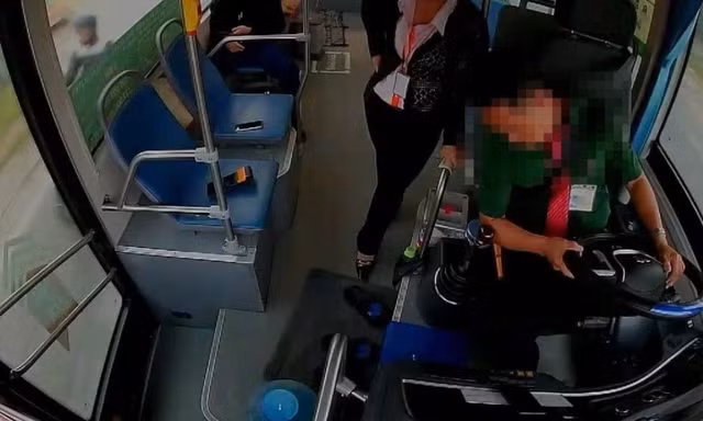 Tài xế xe buýt đột quỵ lúc chở hàng chục hành khách