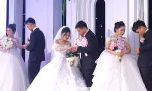 Cô dâu chú rể được tặng nhẫn vàng tại Lễ cưới tập thể