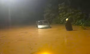 Hy sinh ô tô 16 chỗ để cứu hàng chục người chạy khỏi lũ dữ