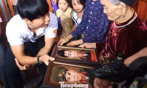 Xúc động giây phút Mẹ Việt Nam Anh hùng đón nhận di ảnh 2 con liệt sĩ sau hơn nửa thế kỉ