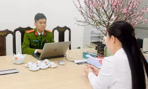 Công an làm việc với vợ chồng chủ ô tô đỗ chắn ngõ nhỏ, thách thức ‘phạt 100 triệu đồng cũng không sao’