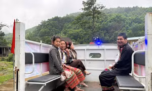 Đưa ô tô vào bản chở cử tri người Chứt đi bầu cử