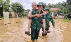 Xúc động hình ảnh bộ đội lấm bùn dọn dẹp, cõng người dân trong lũ