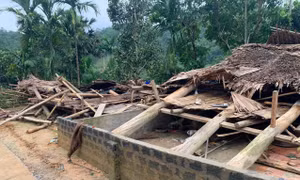 Giông lốc cuốn sập nhà dân ở Thanh Hóa khiến bé trai 13 tuổi tử vong 