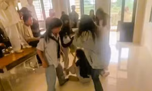 Nữ sinh bị nhóm bạn đánh hội đồng ngay trong lớp học