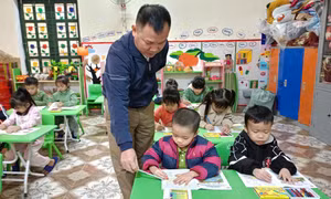 Thầy hiệu trưởng vùng cao trích lương lo bữa ăn bán trú cho học trò nghèo