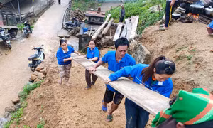 Thanh niên chung tay dựng lại nhà cửa giúp người dân sau bão lũ