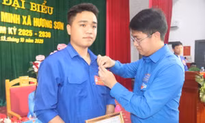 Trao huy hiệu Tuổi trẻ dũng cảm cho nam thanh niên lao xuống dòng nước xiết cứu em nhỏ 