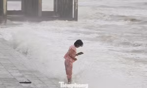 Bão áp sát, người dân vẫn vô tư 'chơi đùa' với sóng biển Cửa Lò