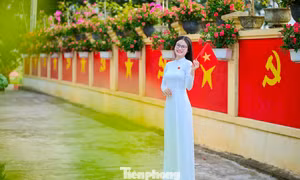 Con đường rực rỡ cờ Tổ quốc, cờ Đảng của vợ chồng miền núi thu hút giới trẻ check in