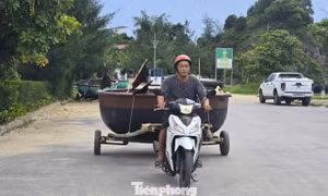 Người dân phố biển chằng chống nhà, kéo thuyền thúng về nhà tránh bão số 5