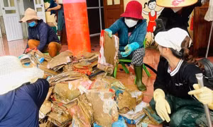Xúc động hình ảnh giáo viên vượt hàng trăm cây số, dốc lòng sẻ chia với vùng lũ