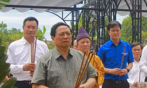 Thủ tướng Phạm Minh Chính dâng hương, dâng hoa tri ân các anh hùng, liệt sĩ tại Quảng Trị