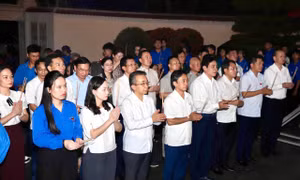 Thắp nến tri ân anh hùng liệt sĩ tại Ngã ba Đồng Lộc