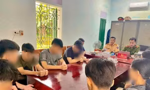 Lạng lách đánh võng trên quốc lộ sau "tiệc sinh nhật", 6 thanh thiếu niên bị triệu tập