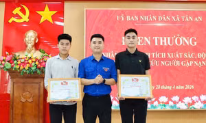 Khen thưởng hai nam sinh dũng cảm cứu nữ sinh nhảy cầu