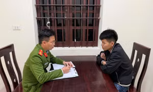 Khởi tố 9 quái xế mang hung khí, che kín mặt rượt đuổi nhau giữa phố