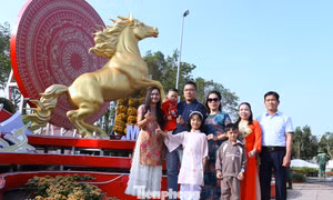Linh vật ngựa vàng cao 4m ở Nghệ An vừa ra mắt đã có người 'check-in'