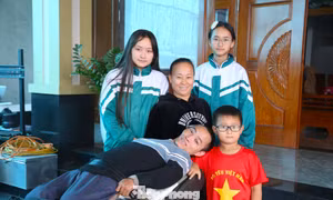 Chuyện khó tin: Người đàn ông ‘cứng đơ như khúc gỗ’ và ba ngón tay viết nên kỳ tích