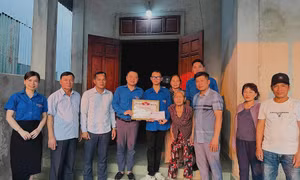 Khen thưởng nam sinh lớp 10 cứu hai người đuối nước 