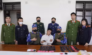 'Ông trùm' lận lưng súng ngắn vận chuyển lượng lớn ma túy tổng hợp 