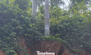 Cột điện đôi sụt móng, nghiêng ngả sau mưa bão