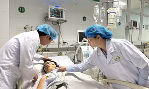 Nữ điều dưỡng Nguyễn Thùy Trang bị thương nặng nhất với nhiều nhát dao vào mặt, cổ, ngực, lưng.