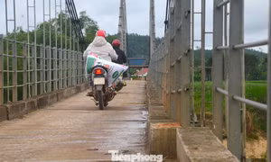 Người dân nín thở qua cầu treo bị bão làm xô lệch