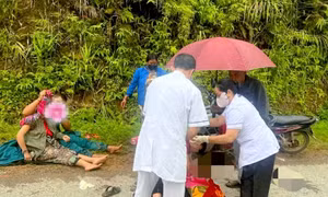 Đến bệnh viện sinh con, sản phụ bất ngờ vượt cạn giữa đường rừng