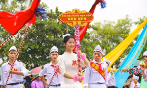 Người dân đội mưa xem thiếu nhi Nghệ An duyệt nghi thức Đội