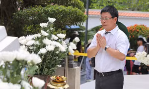 Đoàn công tác Báo Tiền Phong tri ân các Anh hùng, liệt sĩ tại Hà Tĩnh, Nghệ An