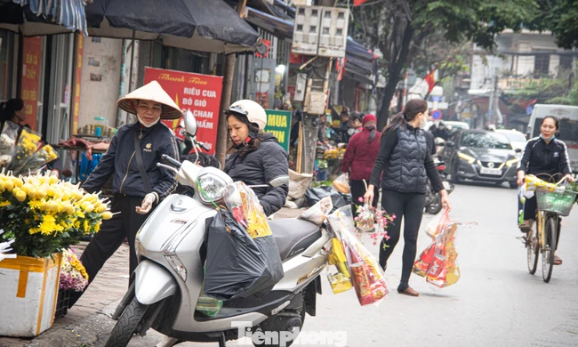 Chợ Tết 23 tháng Chạp: Hàng hoá dồi dào, sức mua 'kém nhiệt'