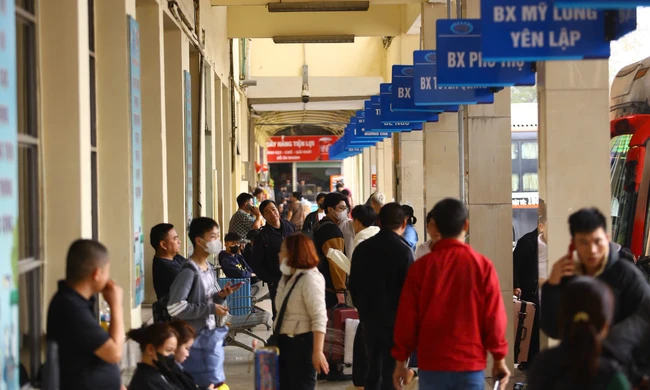 Cửa ngõ, bến xe Hà Nội tấp nập, người dân hối hả về quê đón Tết