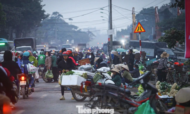 Hà Nội: Lòng đường biến thành chợ cóc, giao thông rối loạn gần cầu Mai Lĩnh