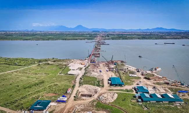Tiến độ thi công 7 cây cầu vượt sông Hồng ra sao? 