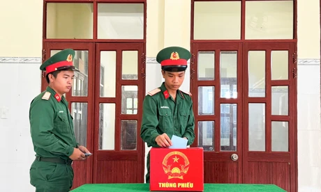 Hơn 2.000 cử tri đặc khu Thổ Châu đi bầu cử sớm