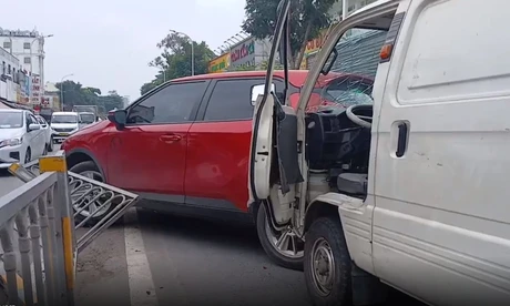 Ô tô mất lái đâm vào dải phân cách gây tai nạn giao thông liên hoàn ở TPHCM 