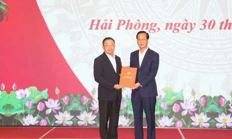 Ông Hoàng Văn Trà - Phó Chủ nhiệm UBKT Trung ương trao quyết định cho ông Nguyễn Anh Tuấn. 